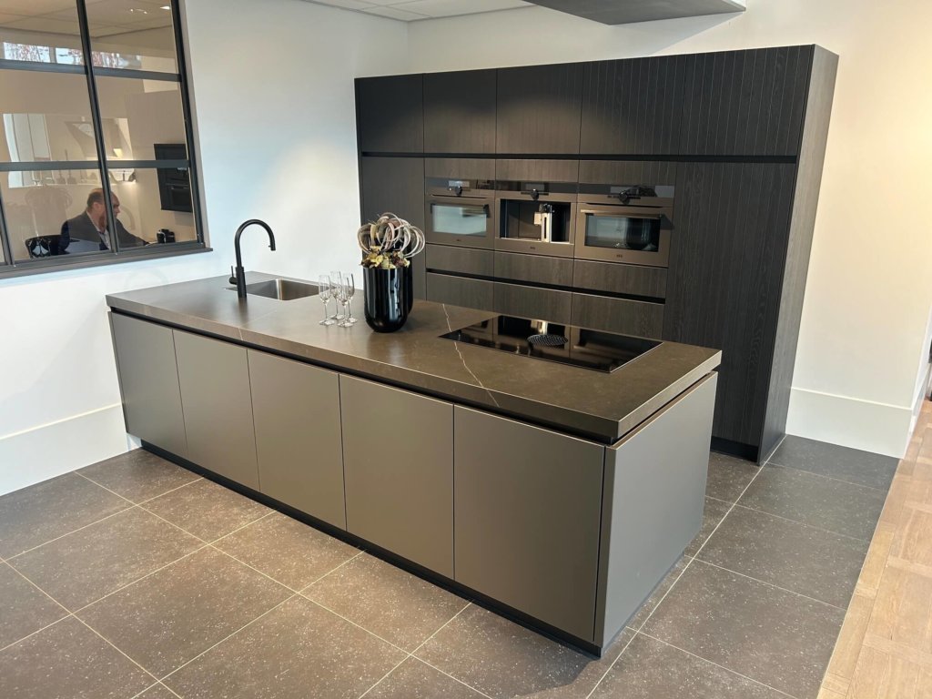 donkere-schiereiland-keuken-met-eikenfineer-kastenwand-showroomkeuken-eigenhuis-keukens