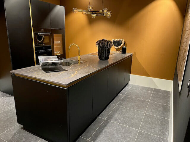 mat-zwarte-keuken-met-gouden-accenten-eigenhuis-keukens