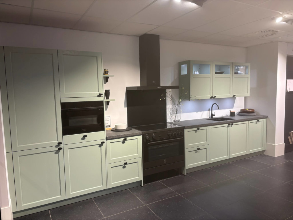pastelgroene-landelijke-keuken-showroomkeuken-eigenhuis-keukens